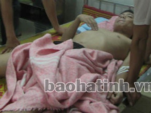 Tàu hỏa tông ô tô, 5 người nhập viện - ảnh 1