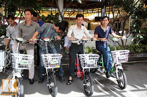 100 chú rể tập chạy xe đạp điện để rước dâu - ảnh 1