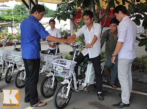 100 chú rể tập chạy xe đạp điện để rước dâu - ảnh 2