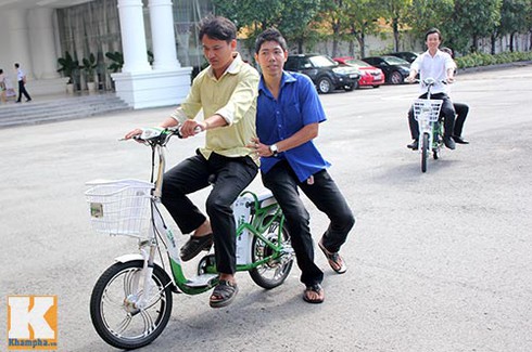 100 chú rể tập chạy xe đạp điện để rước dâu - ảnh 4