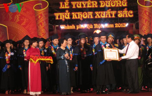 Hà Nội tuyên dương 123 Thủ khoa xuất sắc năm 2013 - ảnh 1