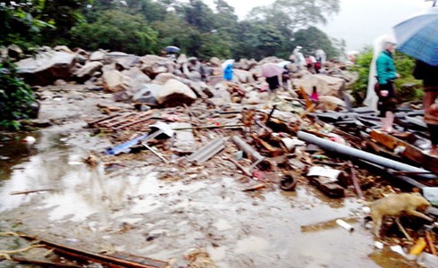 Lũ cuốn trôi khu tập thể, 14 giáo viên chết và mất tích - ảnh 1