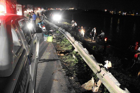 Hà Nội: Xe 29 chỗ lao xuống ao, 1 người tử nạn - ảnh 1