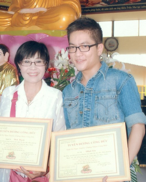 Một ca sĩ bị đâm chết vì ghen tuông - ảnh 3