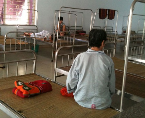 Chồng ngoại tình, vợ ra nghĩa địa sống - ảnh 1
