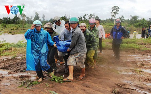 Miền Trung và những hình ảnh tan hoang sau bão số 8 - ảnh 1