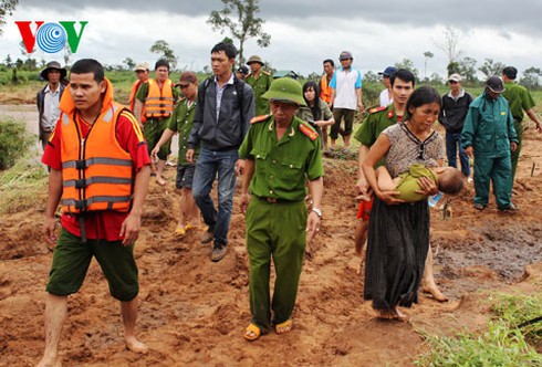 Miền Trung và những hình ảnh tan hoang sau bão số 8 - ảnh 2