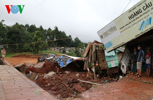 Miền Trung và những hình ảnh tan hoang sau bão số 8 - ảnh 4