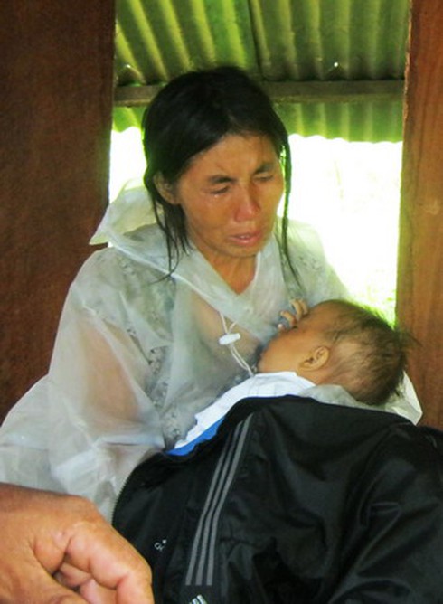 Lũ về, bé 18 tháng nguy kịch vẫn chờ... cấp cứu - ảnh 1