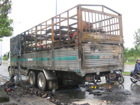 Vừa qua hầm sông Sài Gòn, xe tải cháy ngùn ngụt - ảnh 1