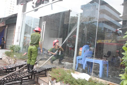 Hà Nội: Showroom ô tô nhập khẩu bốc cháy dữ dội - ảnh 2