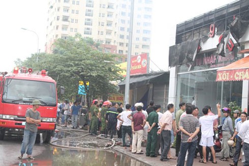 Hà Nội: Showroom ô tô nhập khẩu bốc cháy dữ dội - ảnh 3