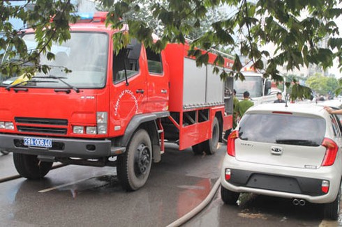 Hà Nội: Showroom ô tô nhập khẩu bốc cháy dữ dội - ảnh 1