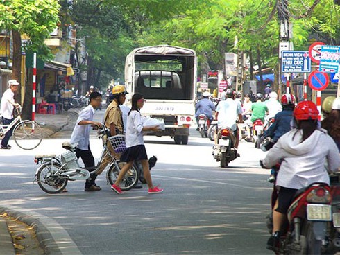 Học sinh cưỡi xe đạp điện đại náo phố phường - ảnh 1