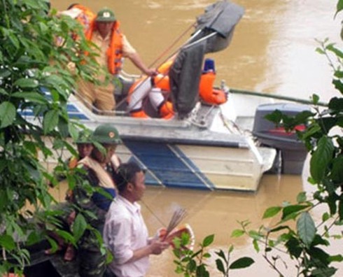 Vụ ô tô bị lũ cuốn: Tìm thấy mảnh vỡ đầu tiên - ảnh 1