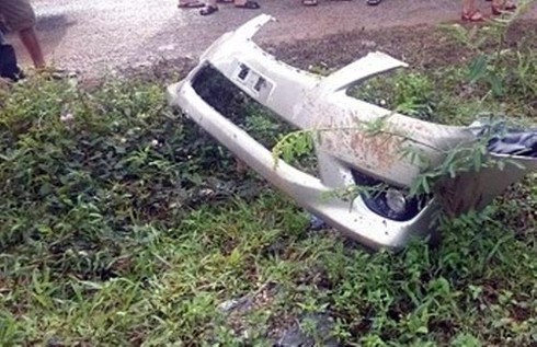 Vụ ô tô bị lũ cuốn: Tìm thấy mảnh vỡ đầu tiên - ảnh 2