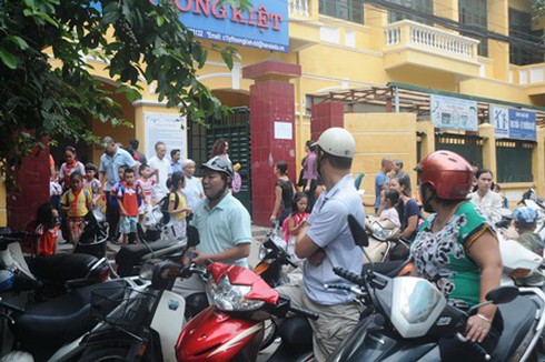 Kiểm soát chặt cổng trường giờ tan học - ảnh 1