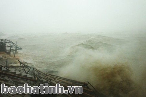 Những hình ảnh đầu tiên tại tâm bão số 10 - ảnh 8