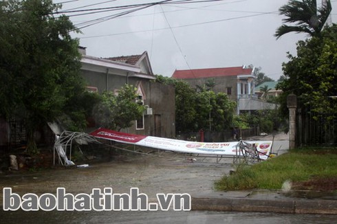 Những hình ảnh đầu tiên tại tâm bão số 10 - ảnh 9