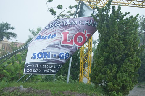 Những hình ảnh đầu tiên tại tâm bão số 10 - ảnh 1