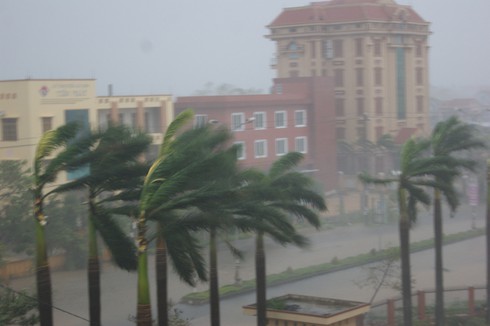 Những hình ảnh đầu tiên tại tâm bão số 10 - ảnh 4