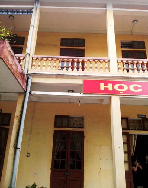 Rơi từ tầng 2 xuống đất, một học sinh nhập viện - ảnh 1
