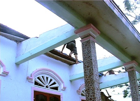 Huế: Lốc xoáy làm bị thương 1 người và tốc mái 7 nhà dân - ảnh 1