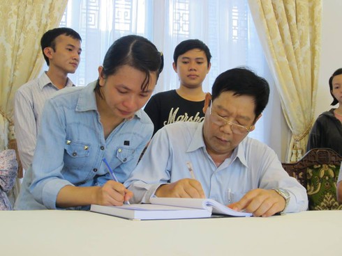 TP.HCM: Nước mắt tuôn trào trên sổ tang Đại tướng - ảnh 2