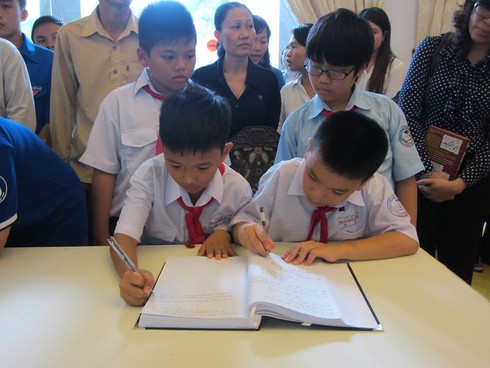 TP.HCM: Nước mắt tuôn trào trên sổ tang Đại tướng - ảnh 1