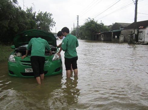 Huế ngập sâu, người dân ùa ra bắt cá - ảnh 2