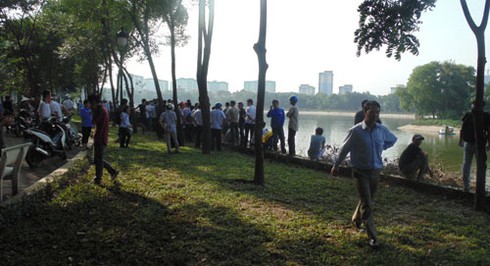 Nam thanh niên treo cổ trên đảo giữa hồ Linh Đàm - ảnh 1