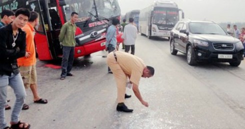 Vượt xe tải, 2 xe khách đâm trực diện - ảnh 2