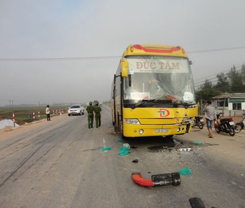 Vượt xe tải, 2 xe khách đâm trực diện - ảnh 1