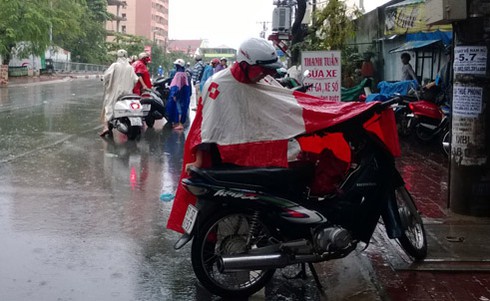 TP.HCM: Người dân vượt mưa như trút đi làm - ảnh 10