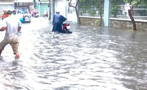 TP.HCM: Người dân vượt mưa như trút đi làm - ảnh 12