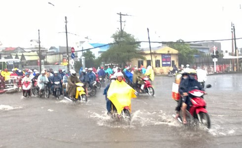 TP.HCM: Người dân vượt mưa như trút đi làm - ảnh 2