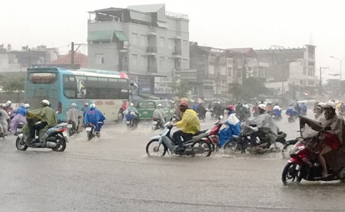 TP.HCM: Người dân vượt mưa như trút đi làm - ảnh 5