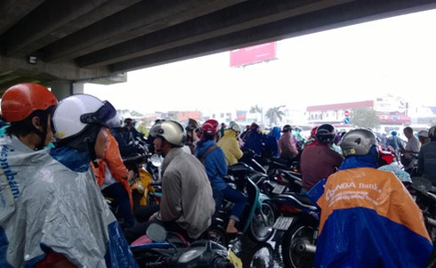 TP.HCM: Người dân vượt mưa như trút đi làm - ảnh 6