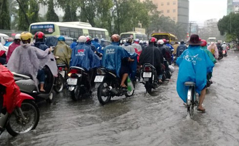 TP.HCM: Người dân vượt mưa như trút đi làm - ảnh 7