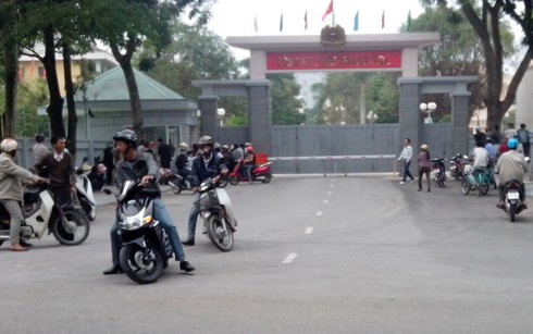 Giữ xe đông lạnh không lý do, dân phản đối tại trụ sở Công an tỉnh - ảnh 1