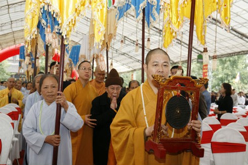Hàng ngàn người cầu siêu nạn nhân tử vong vì tai nạn giao thông - ảnh 4