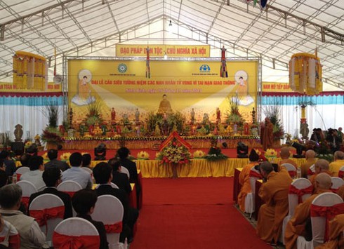 Hàng ngàn người cầu siêu nạn nhân tử vong vì tai nạn giao thông - ảnh 2