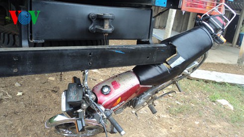 Đâm vào đuôi xe tải, 2 thanh niên nguy kịch - ảnh 1