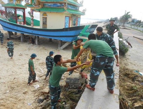 Đà Nẵng: Hàng trăm bộ đội ra quân dọn sạch bãi biển - ảnh 2