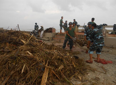 Đà Nẵng: Hàng trăm bộ đội ra quân dọn sạch bãi biển - ảnh 9
