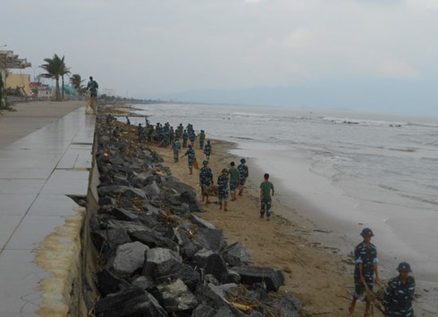 Đà Nẵng: Hàng trăm bộ đội ra quân dọn sạch bãi biển - ảnh 1