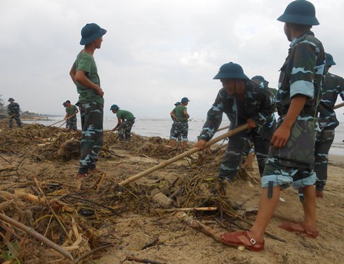 Đà Nẵng: Hàng trăm bộ đội ra quân dọn sạch bãi biển - ảnh 4