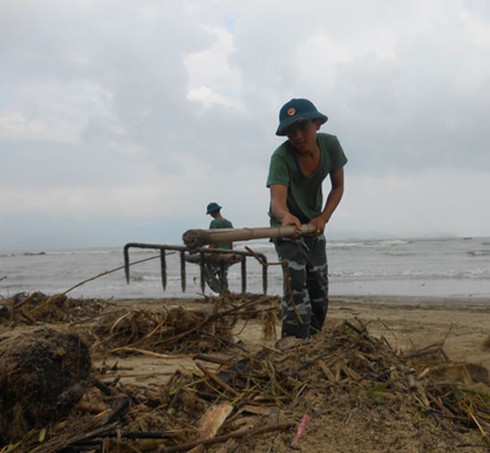 Đà Nẵng: Hàng trăm bộ đội ra quân dọn sạch bãi biển - ảnh 6