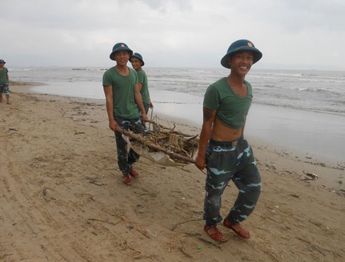 Đà Nẵng: Hàng trăm bộ đội ra quân dọn sạch bãi biển - ảnh 7