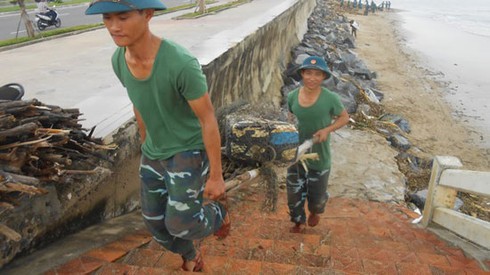 Đà Nẵng: Hàng trăm bộ đội ra quân dọn sạch bãi biển - ảnh 8